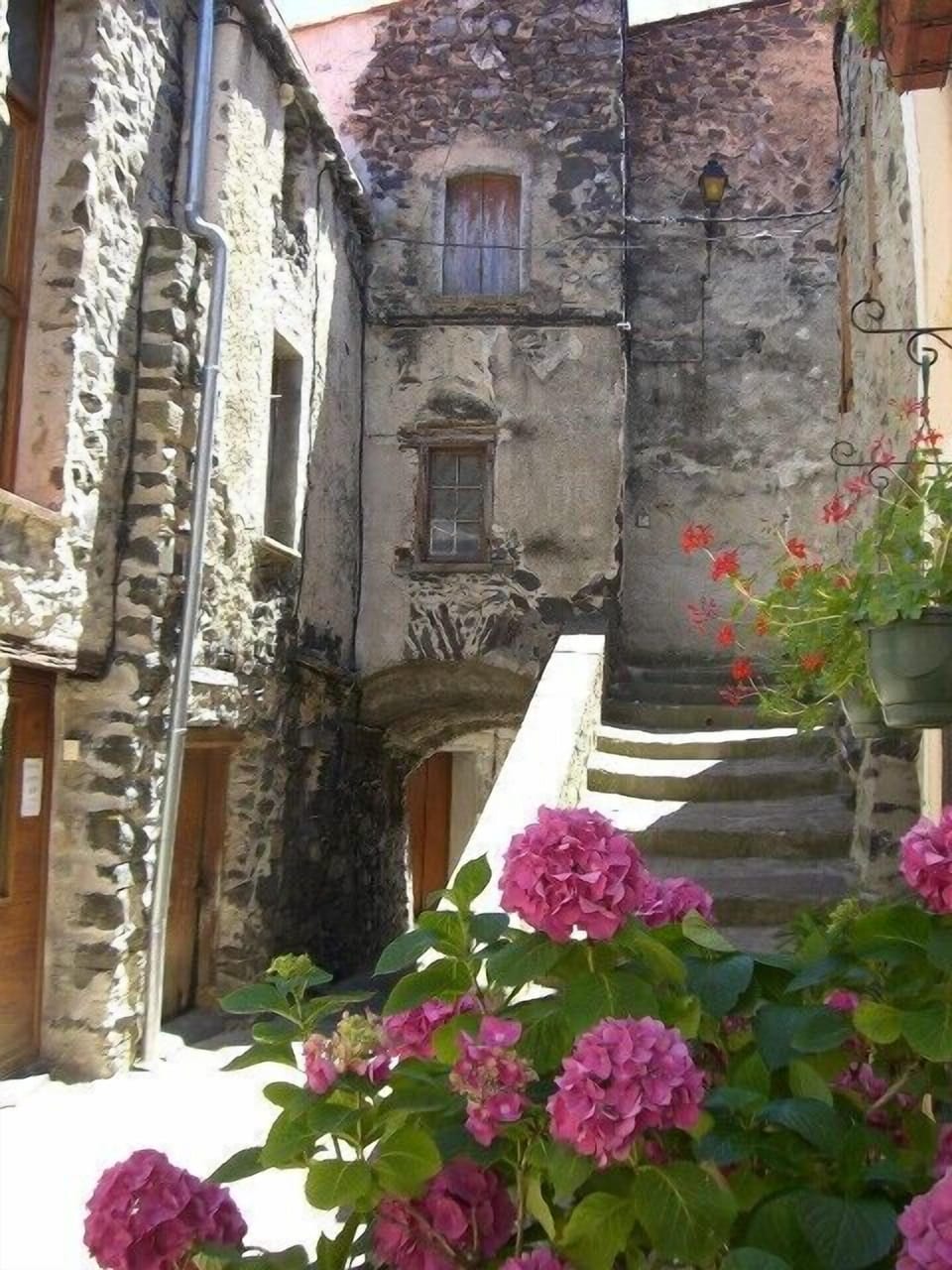 La Place, Vira