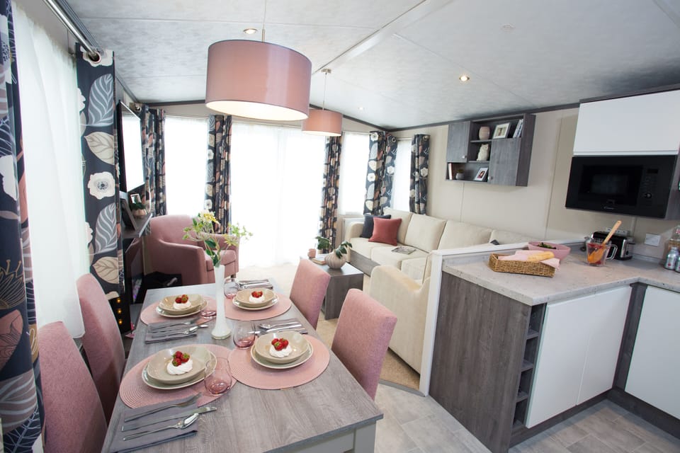Bovisand Lodge Holiday Park, 3 bedroom caravan, lounge/kitchen