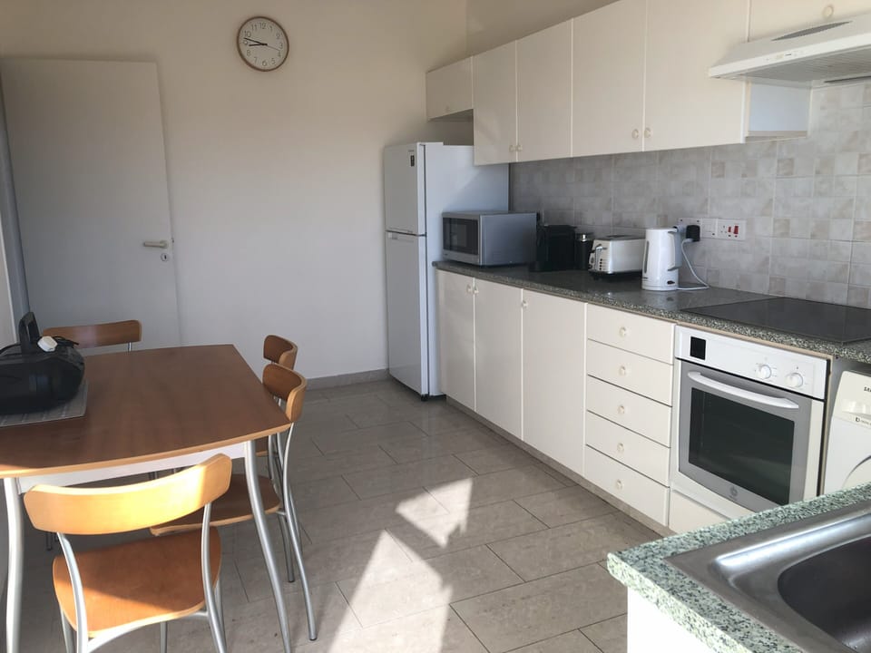 Fitted Kitchen, Kitchen Table, Chairs, New Cooker fitted, Toaster amenities