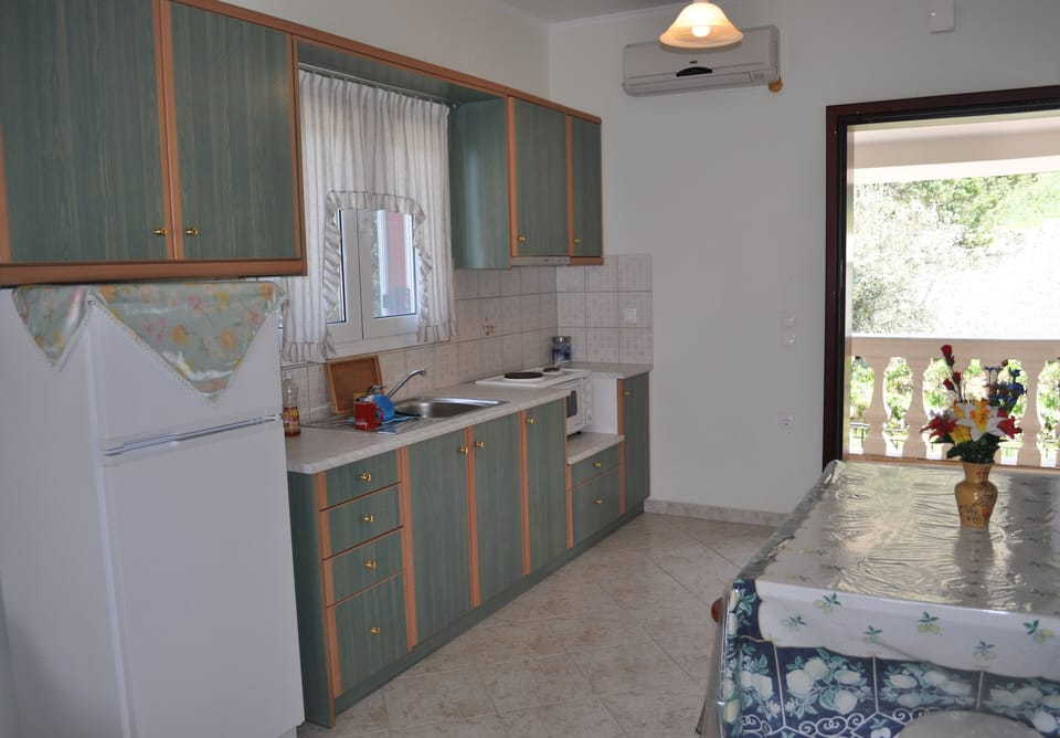 Well equipped kitchen (electric stove, fridge, Coffee machine, table, etc.)