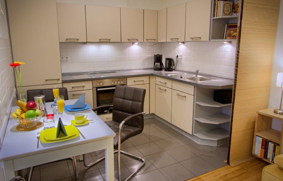 Fully equipped kitchen for self-catering, dining table for 1-4 persons