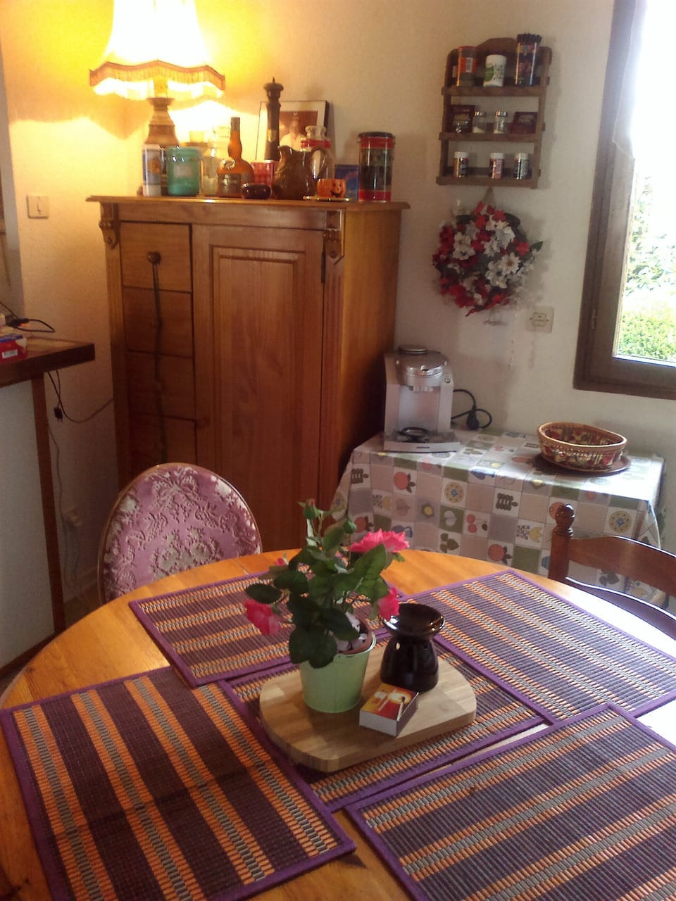Kitchen with round table for 4 Persons