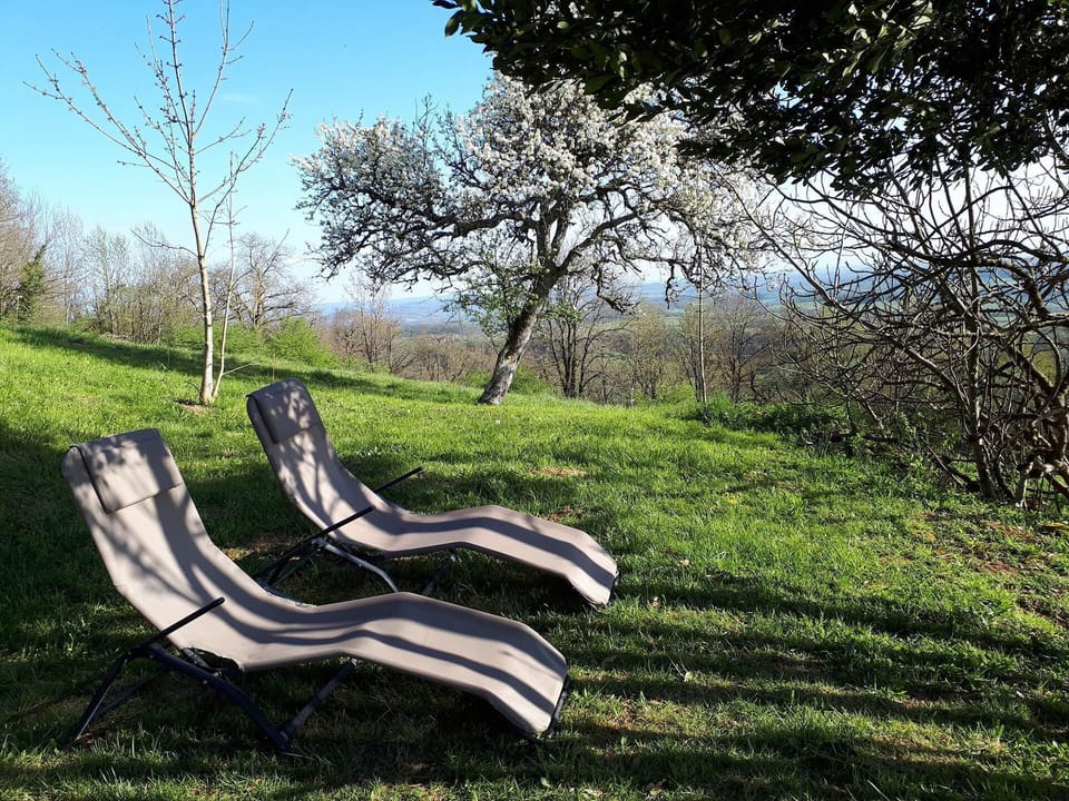 Espace détente avec transats face à la vallée au gîte Grande Ourse à Noailhac en Corrèze