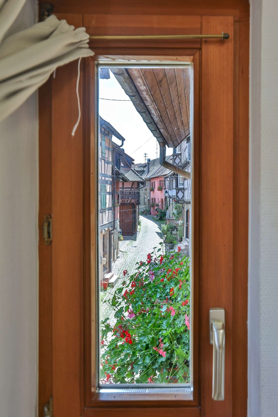 Depuis la table à manger, vous pourrez admirer les célèbres ruelles pavées d'Eguisheim