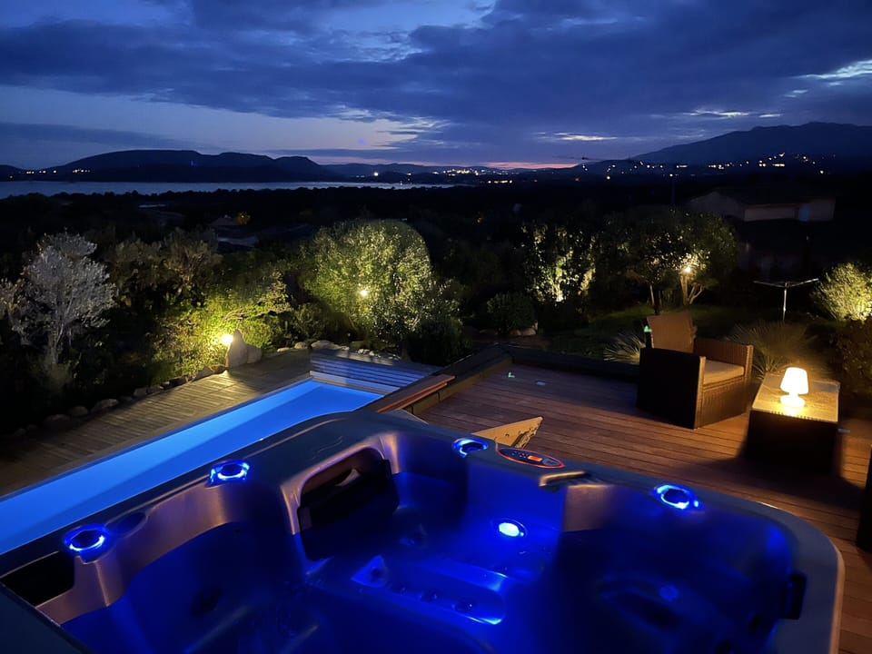 Outdoor spa tub