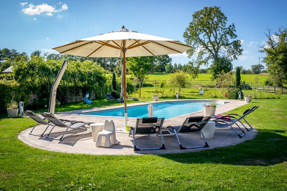 La piscine chauffée du Domaine de Louveraude en Nouvelle Aquitaine