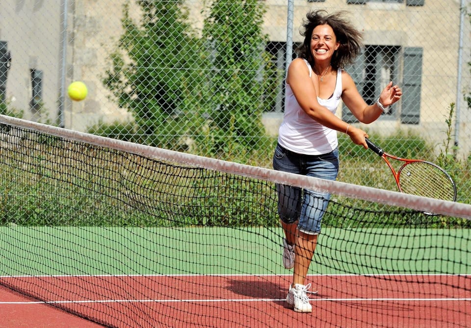 Le court de tennis du Domaine de Louveraude en Nouvelle Aquitaine