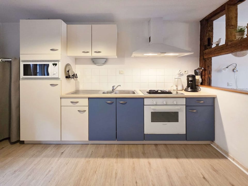 Dans ce grand studio, profitez d'une vrai cuisine équipée avec plaque de cuisson, four et four à micro-ondes ainsi que bouilloire, machine à café SENSEO et grille pain.