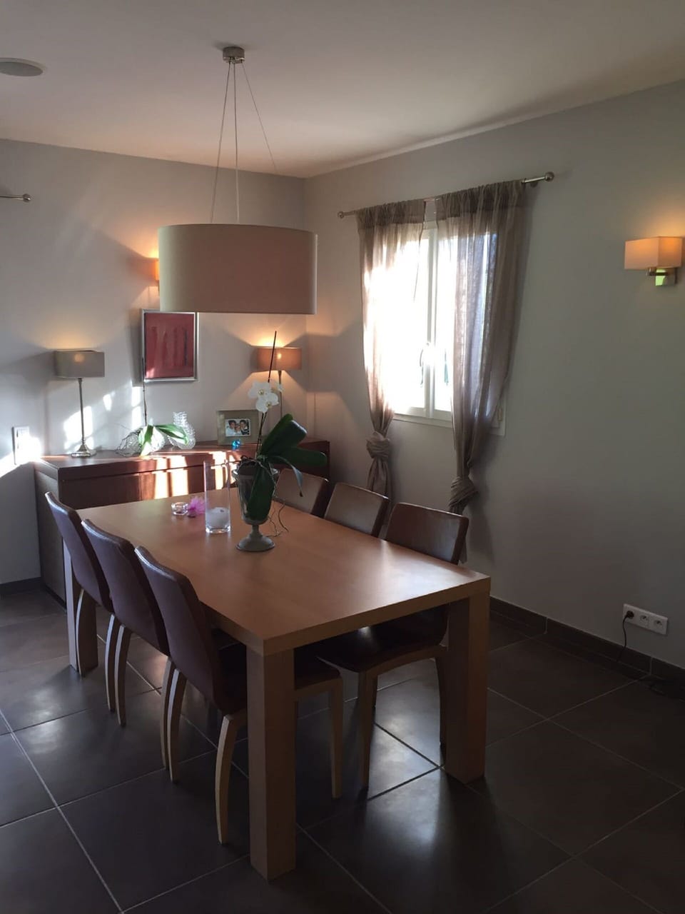 Living room (dining area)
