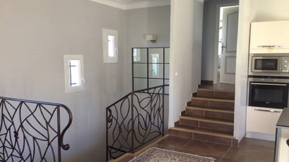 
Access to the upper and lower rooms from the kitchen