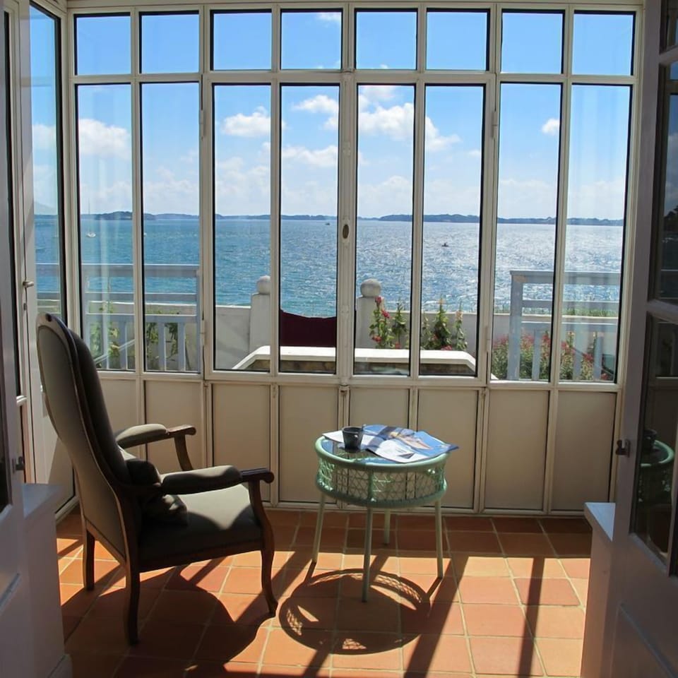 Villa Ty Marie. The living room veranda facing the sea, at the same level of the terrace.
Villa on the main beach of Ile-aux-Moines. Waterfront property. 180° view on the Gulf of Morbihan and the islands.