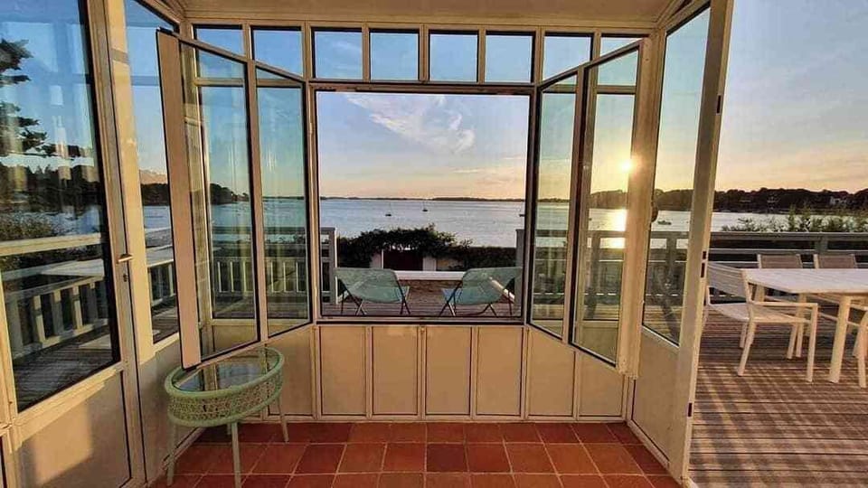 Villa Ty Marie. Grande terrasse dinatoire avec une vue magique sur la mer pour assister au coucher du soleil en direct. 
Villa sur la grande plage de l'Ile-aux-Moines. Les pieds dans l'eau. Vue à 180° sur le Golfe du Morbihan et sur ses île.