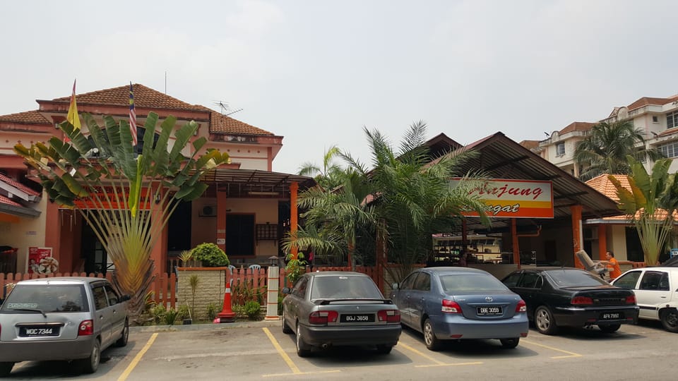 Open Concept Cafe - Free Breakfast with Local Cuisine