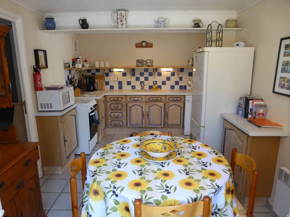 Kitchen dining area