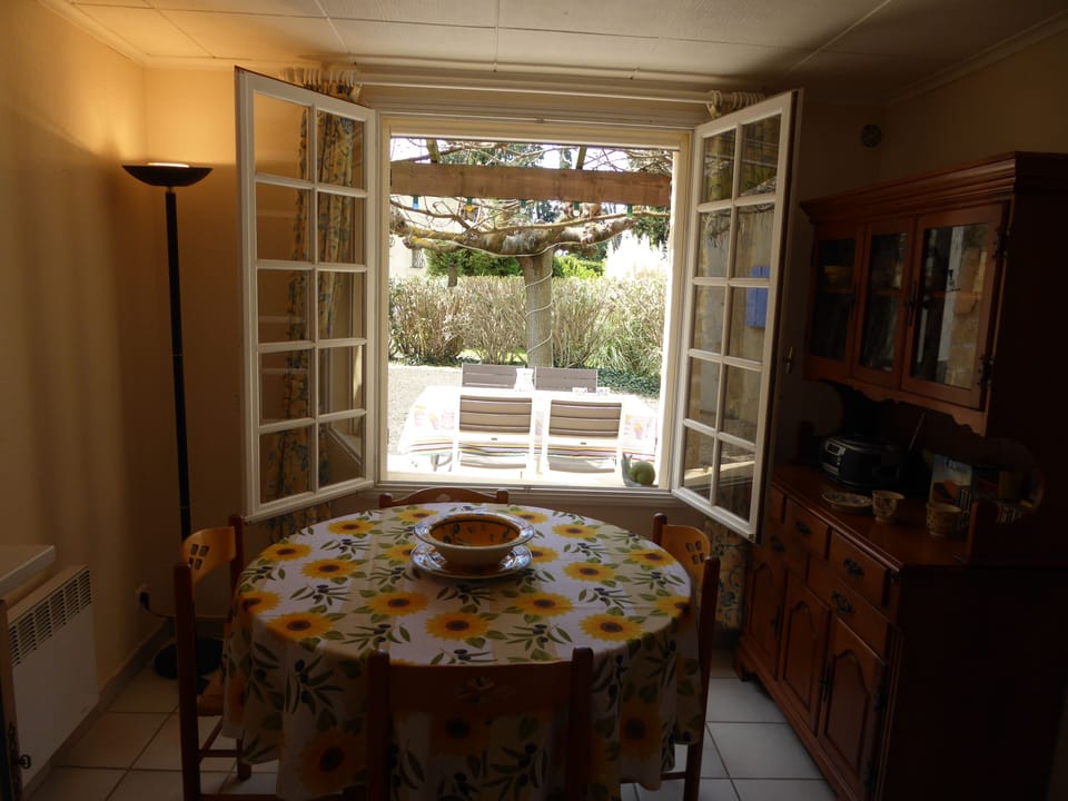 Kitchen dining area