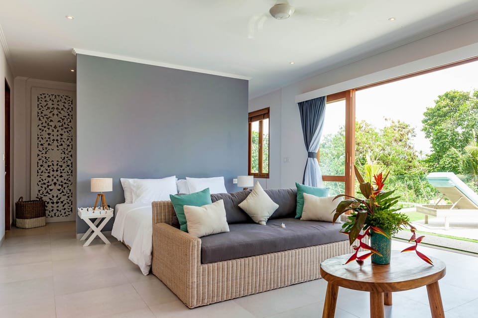Spacious upper floor bedroom with sofa sitting area and separee with daybed