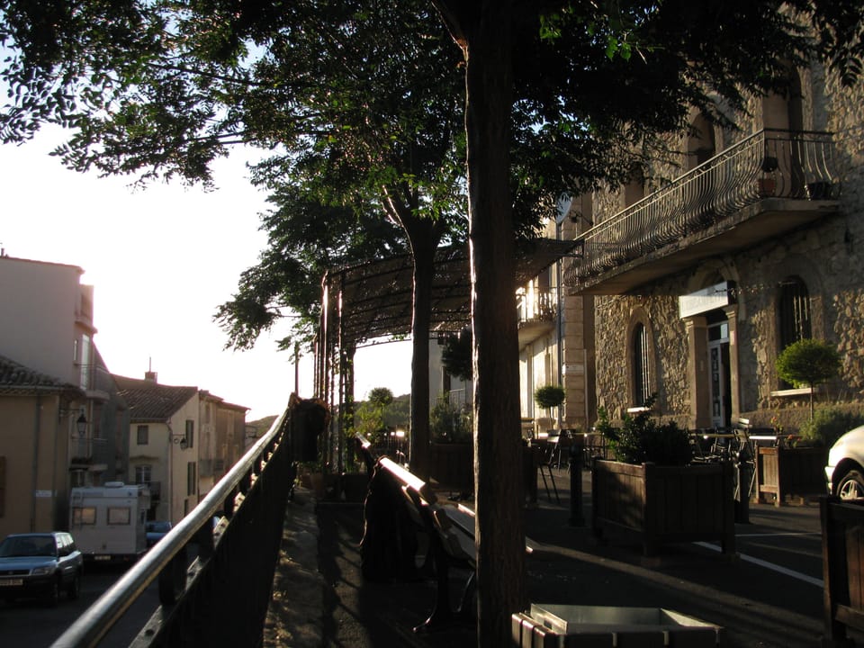 Bistro L'Escampette terrace, Neffies