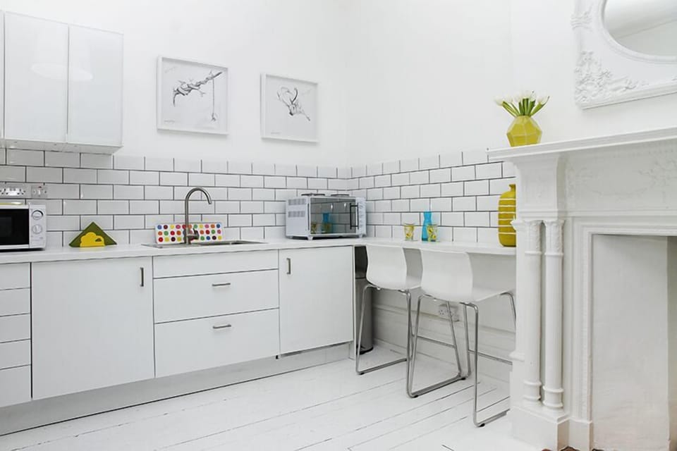 3 choices to eat! on the kitchen bar, in the studio or al fresco!!