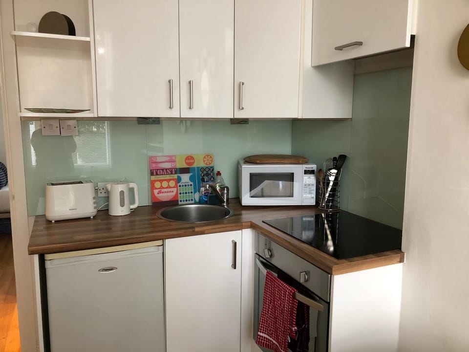 Fully equipped kitchen.