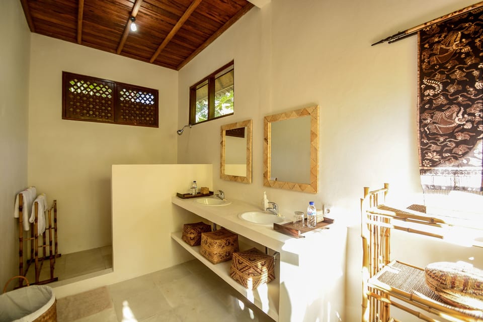 Large bathroom in Villa Ombak.