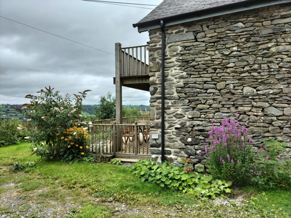 Yr Hen Feudy is a ground floor apartment with underfloor heating throughout.