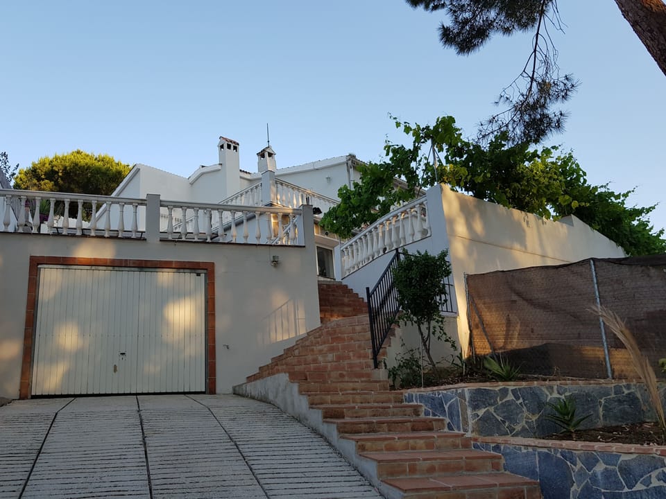 entrance drive & garrage 