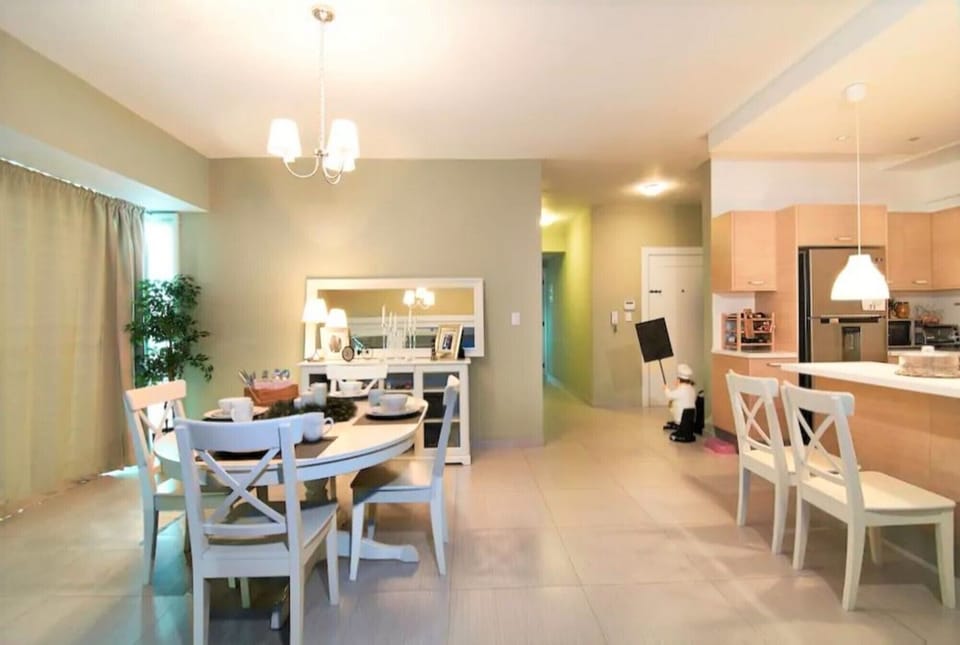 The living room with loung area, tv, dining table and open kitchen