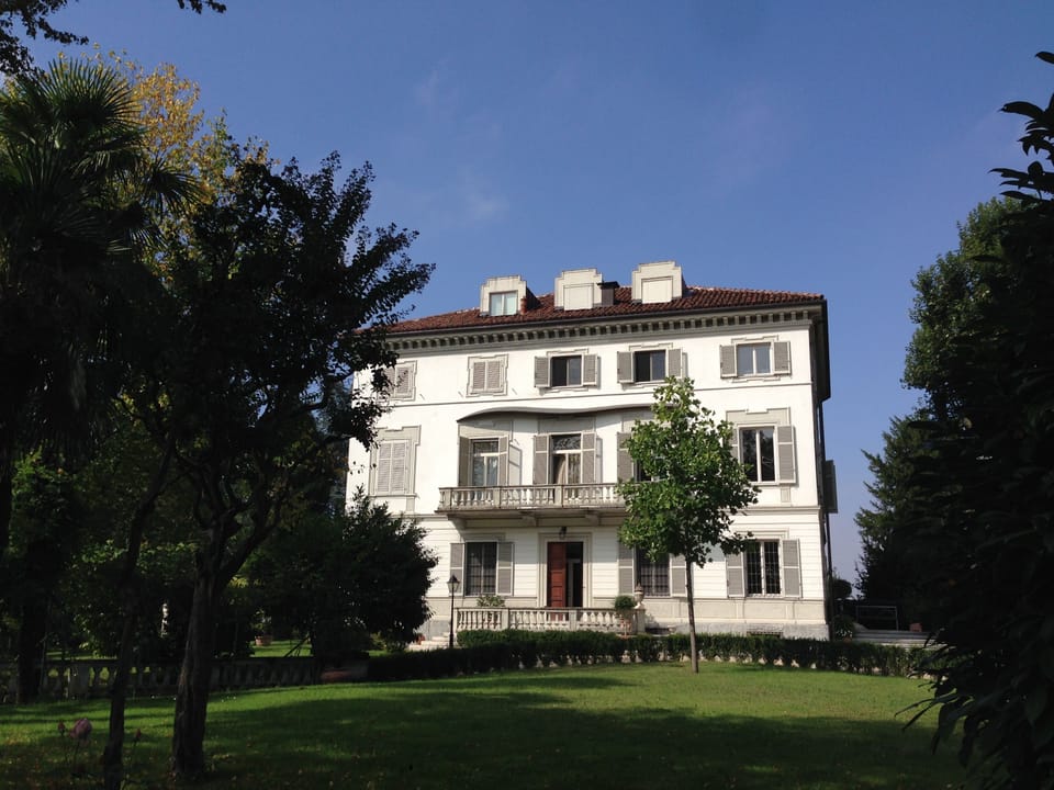 The manor from the entrance