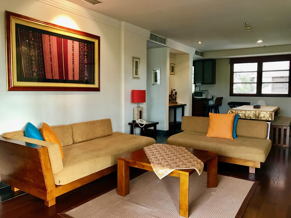 Lounge/Dining Area