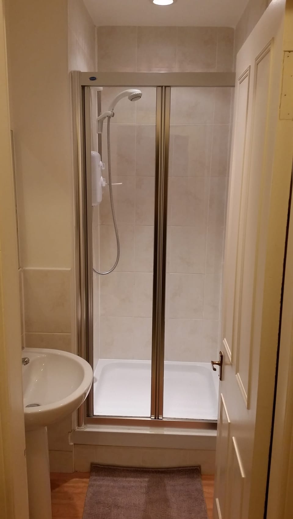 Shower room.