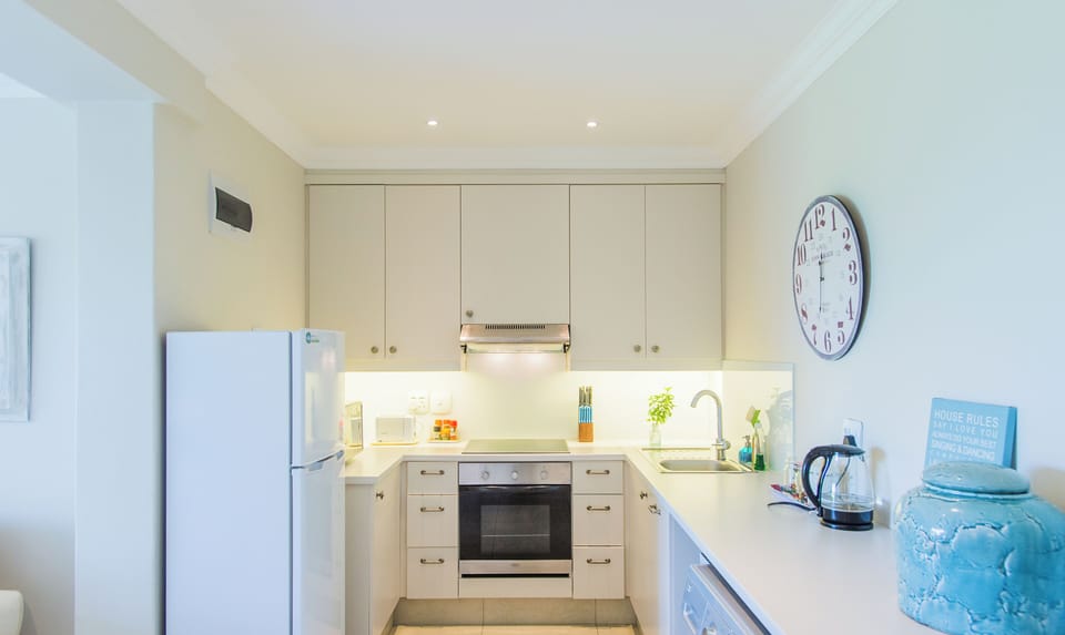 Kitchen
Fully fitted with dishwasher and washing machine