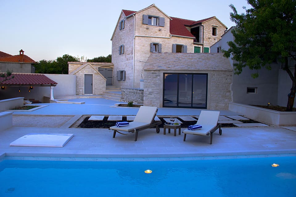 Villa and the swimming pool 
