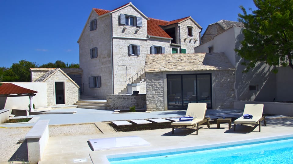 The swimming pool and the Villa