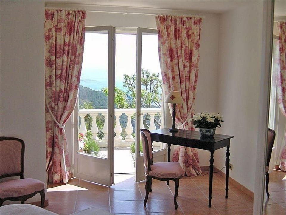 Bedroom 4, with access to garden and pool area. Queen bed 180 x200 (2 sep. beds)