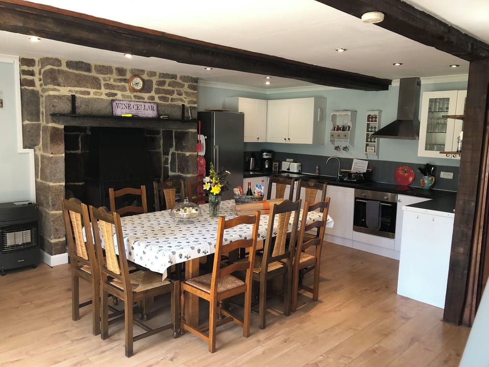 Kitchen seating 10