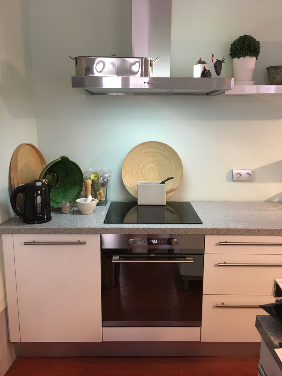 The kitchen: Contemporary and well equiped.