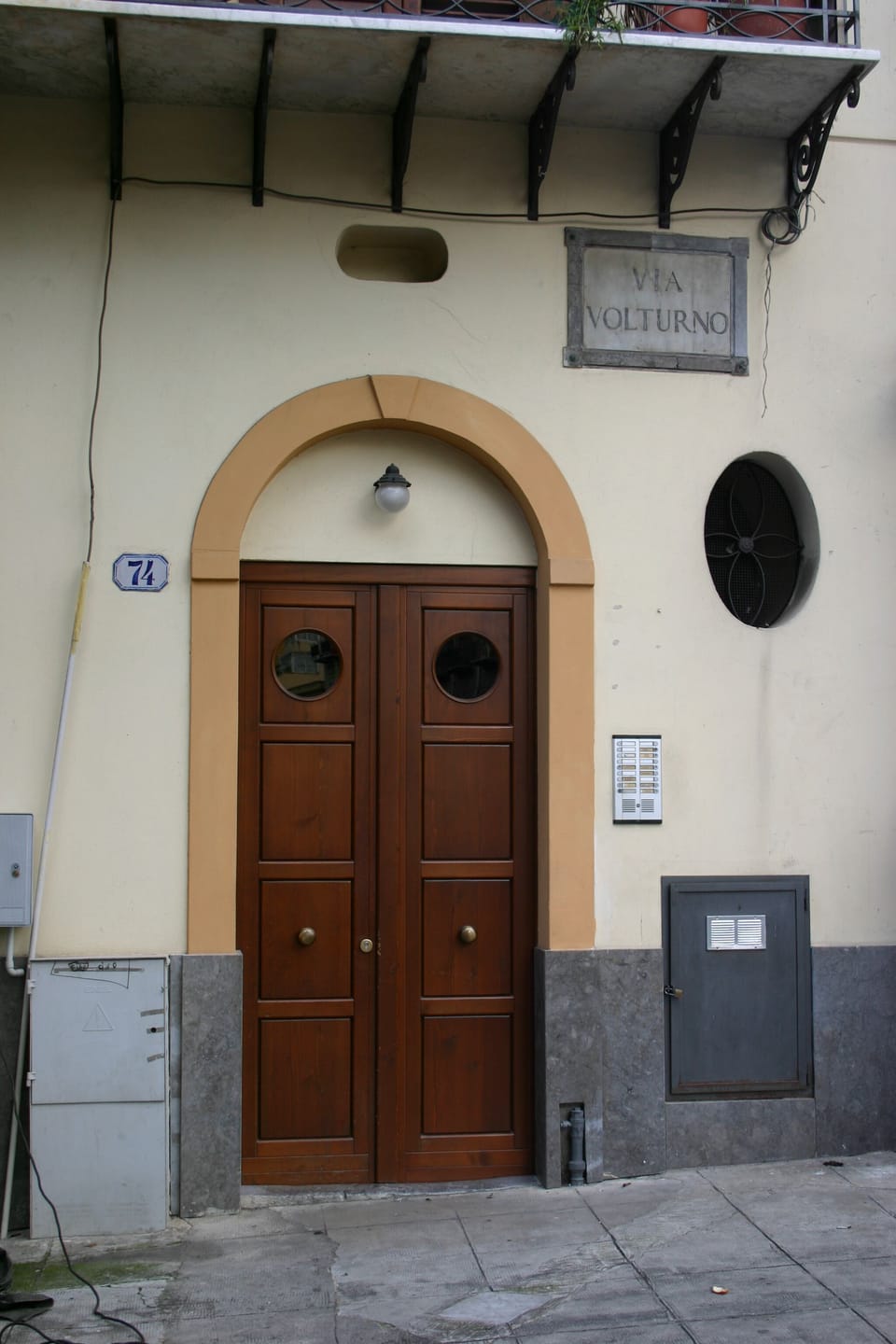 INGRESSO APPARTAMENTO DAL PORTONE VIA VOLTURNO 74