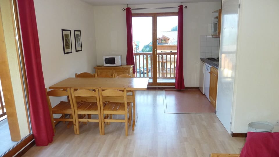 Dinner table with six chairs