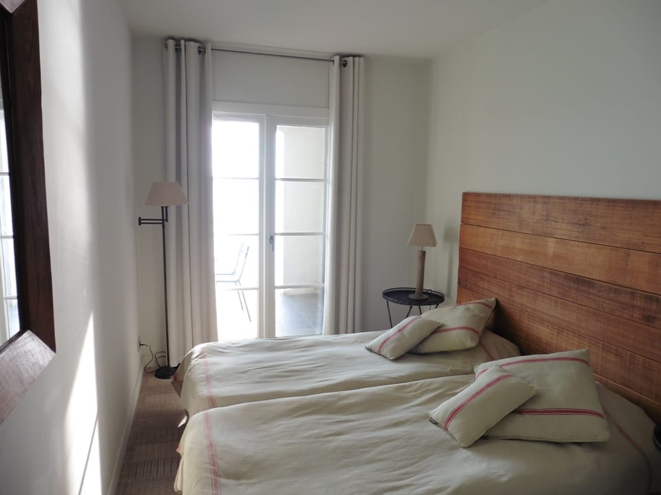 Bedroom 2 with sea view towards Sete and doors to terrace