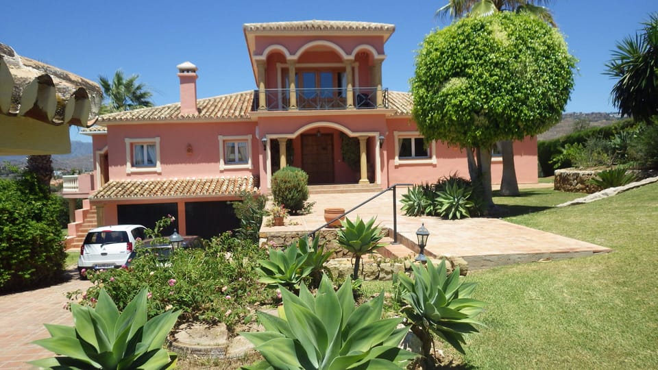 Frontal view and driveway