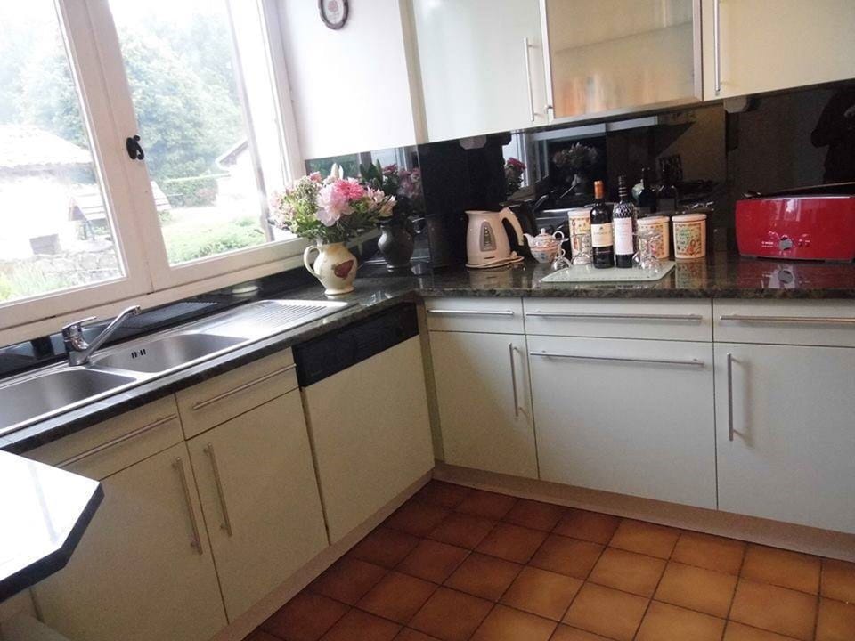 L'arbre Magnolia fitted kitchen with granite worktops and fitted units.