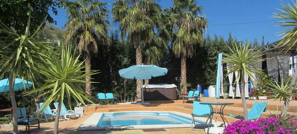 Shared freshwater pool, jacuzzi and terraces