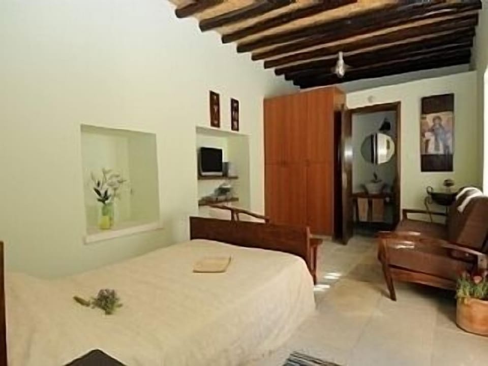 Persa studio, bedroom and TV sitting room