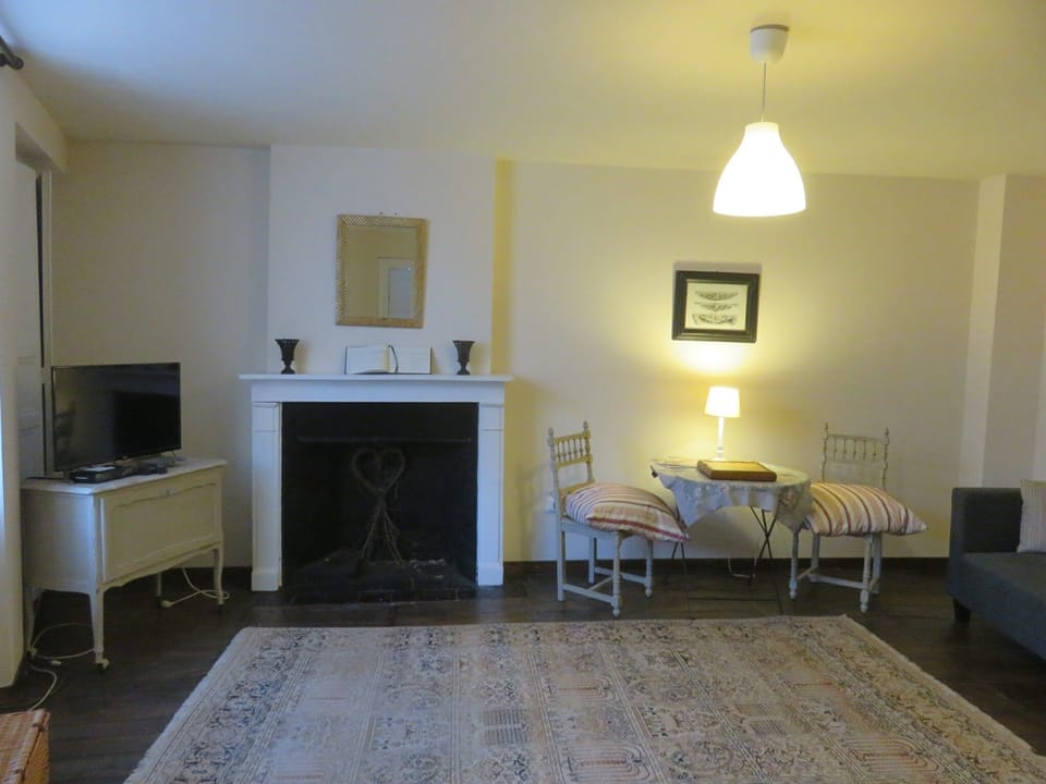 Living room with a small table where you eat your cheese & wine