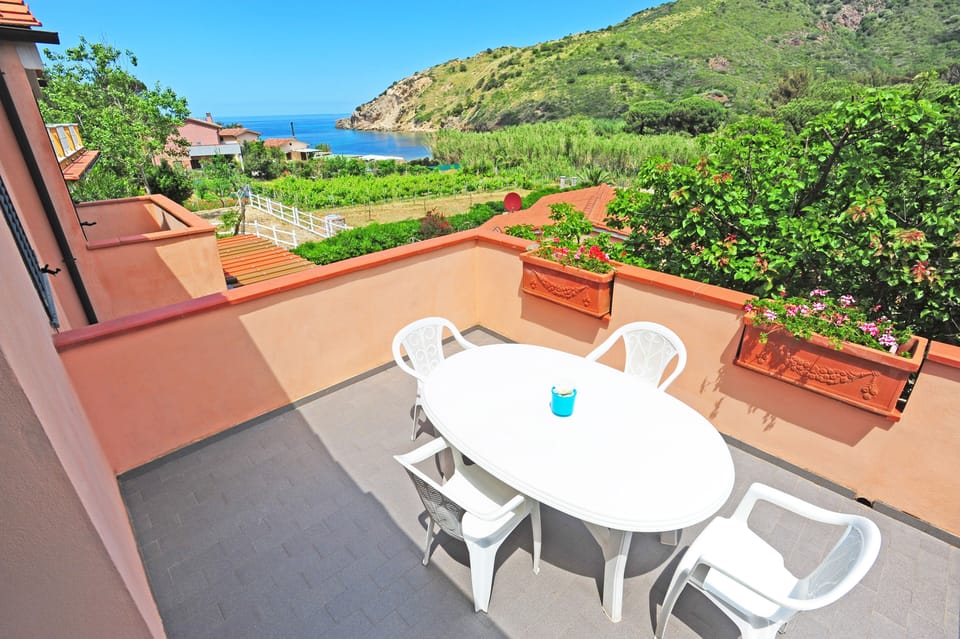 Terrace with sea view where to have lunch and dinner
