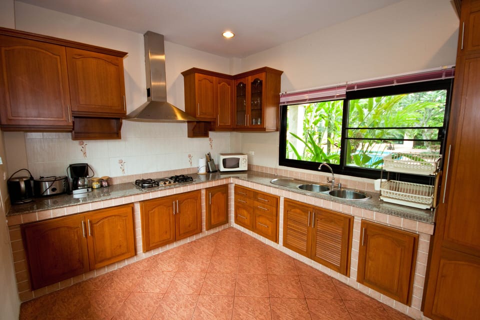 Full Kitchen.