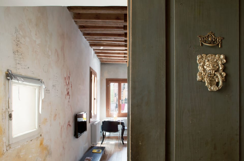 Sliding door with 'Venetian lion'