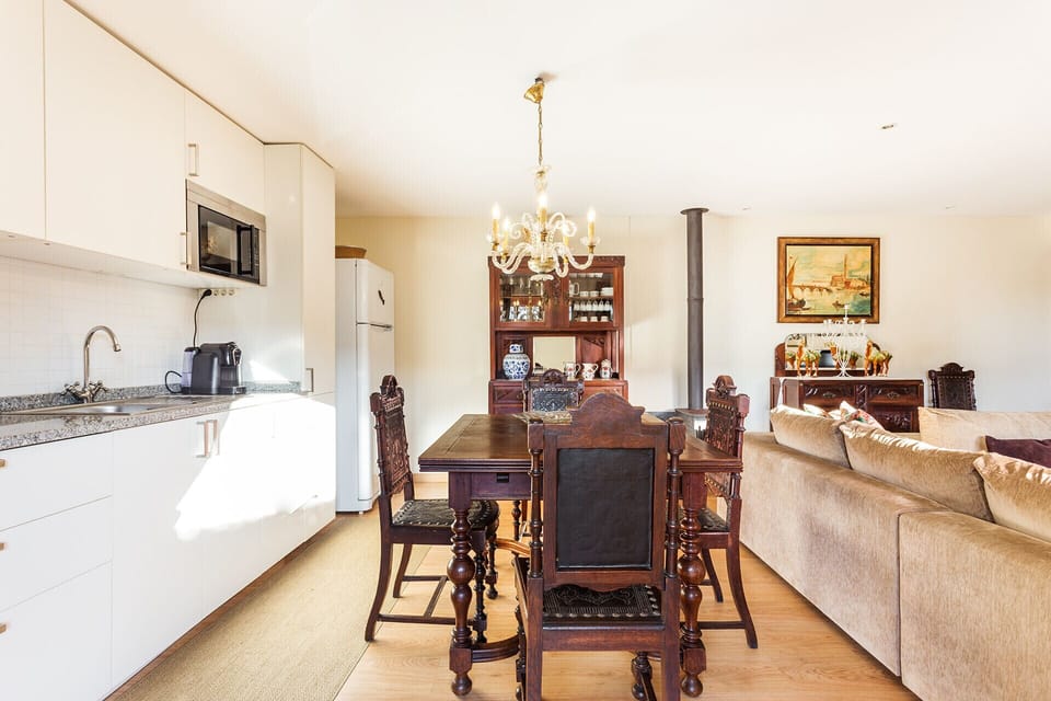 Sala de jantar e cozinha completa