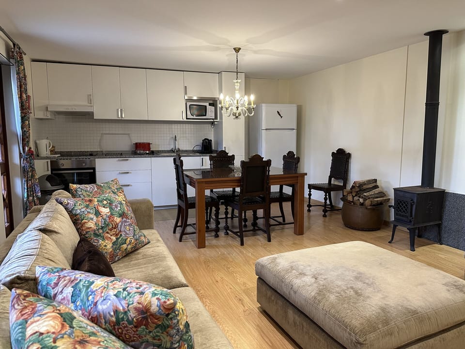 Sala comum de estar , jantar e cozinha com lareira