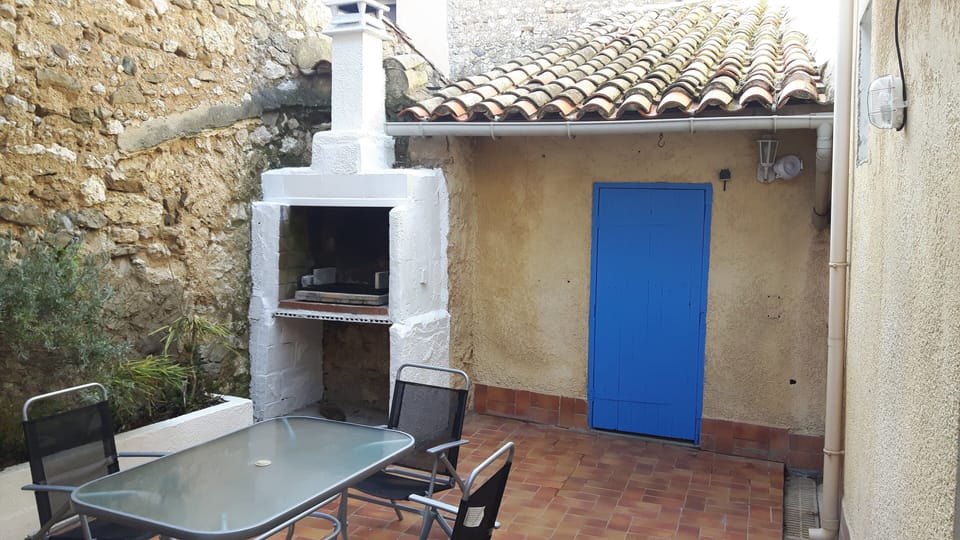 The secluded courtyard with refurbished barbecue